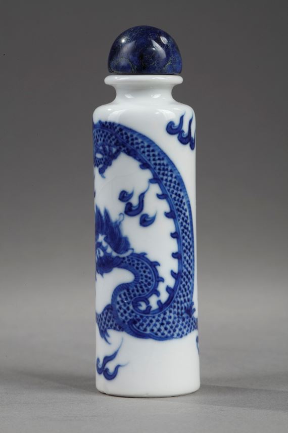 Snuff bottle porcelain soft paste decorated in underglaze blue with a dragon - Probably imperial kilns - | MasterArt